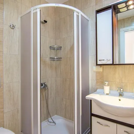 Sleeps 9 With Pool Air Con And Wifi * דליאן