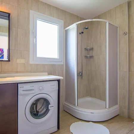Sleeps 9 With Pool Air Con And Wifi דליאן