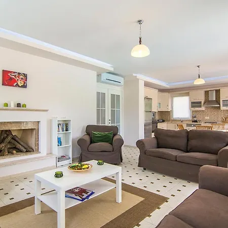 Sleeps 9 With Pool Air Con And Wifi